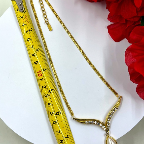 Vendome Signed Vintage Chevron Gold Plated Necklace with Crystal and Pearl - Picture 6 of 7